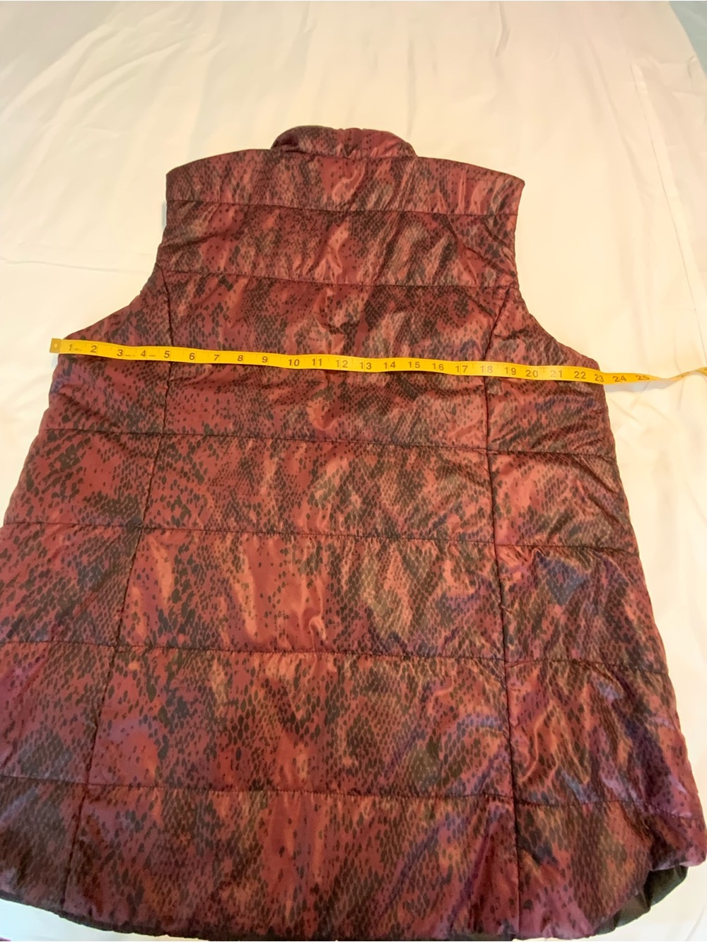 Chico's quilted puffer vest in a maroon and black printed design Size 3 - Picture 4 of 7